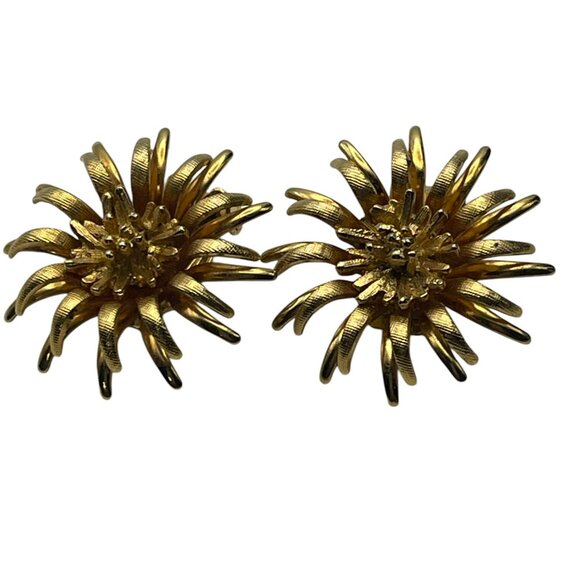 Beautiful Vintage Gold Tone Flower Brooch and CORO Clip-on earring set - Picture 4 of 10